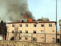 PKK'lılar eski hastaneyi ateşe verdi