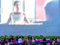 Perakendede açık hava sineması rüzgarı