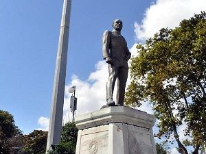 İlk Atatürk heykeli Sarayburnu'nda metal perdelerle çevrili