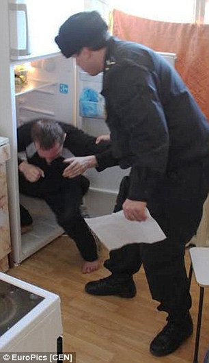 25debe5300000578-2961728-bulgakov_climbs_out_of_the_fridge_after_hiding_in_it_from_police-a-20_1424446021954.jpg